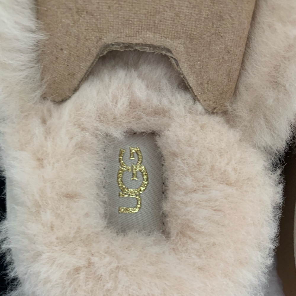 SOLD - Ugg Cozy II Slippers Little Kid Size  3 - Picture 4 of 7